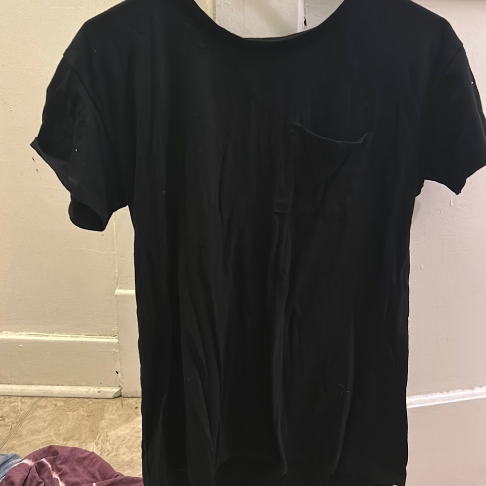 The shirt has a small pocket and a very comfy shirt.